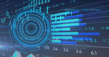 Izgara arkaplanı üzerinde dairesel HUD arayüzü grafiği gösteriliyor, bar çizelgeleri ve kod örtüleri ile. Fütürist, dijital, arayüz, veri, analitik, teknoloji, siber uzay