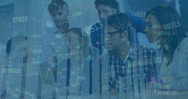 Bilgisayar ve akıllı telefonları dijital çizelgelerle konferans masasına dayayan bir ekip. Teknoloji, takım çalışması, analitik, yenilik, üretkenlik, kurumsal, veri görselleştirme