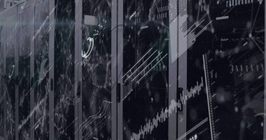 Veri merkezi koridorunda veri akışı grafiklerini LED ışıklarla gösteren sunucu dolapları gösteriliyor. Teknoloji, siber güvenlik, dijital, geleceksel, altyapı, yenilik, ağ