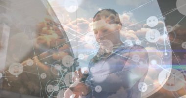 Atletik kadın çatıda akıllı saat vuruşları kontrol ediliyor, bulut ağı simgeleri dairesel ögede. Teknoloji, yenilik, bağlantı, fütürizm, kentsel, dijital, giyilebilir