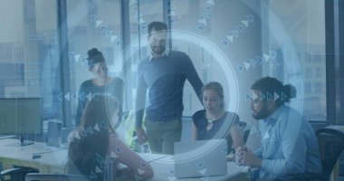 Ofis konferans odasında dizüstü bilgisayar ve kaplamayla işbirliği yapan beş iş arkadaşı. İşbirliği, takım çalışması, yenilik, dijital, modernite, strateji, iletişim