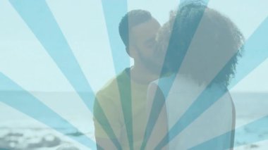 Kayalık dalgaların yanında kıvılcımlar saçan çift sonunda seyahat pazarlama için öpüşüyor. Romantik, samimiyet, şefkat, sahil, doğa, sükunet, bağlantı