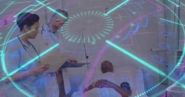 Doktor grafikleri incelerken, tıbbi hologramı aktifleştirirken, hemşire çizelgesi çiziyor. Sağlık, işbirliği, teknoloji, teşhis, tıbbi, profesyonellik, hastane