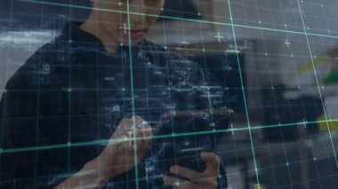 Teknoloji laboratuarında akıllı telefon ekranını dinleyen kadın mühendis sanal şebeke görüntülemesini etkinleştiriyor. Teknoloji, yenilik, fütürizm, dijital, veri, arayüz, mühendislik