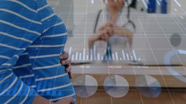 Hamile bir hasta elini şişliğin üzerine koyuyor. Doktorun grafikleri inceleyerek sağlık raporlarını başlatıyor. Annelik, sağlık, analitik, profesyonellik, teşhis, sağlık, dijital arayüz