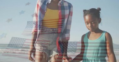 Anne ve kızı akıl sağlığı için plajda durup yarı şeffaf bayrağı kucaklıyor. Aileler, kaynaşma, açık hava, dingin, canlı, bağlantı, boş zaman