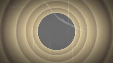 Açılış dizisi, halka retro grafik içinde merkeze kayıyor BÖLÜM 1 metin, kazı kaplama. Klasik, soyut, nostaljik, hareketli grafikler, sinematik, dokulu, minimalist