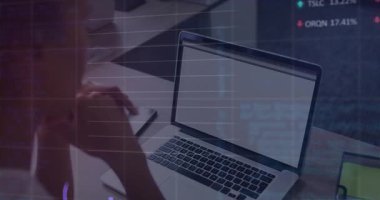Kadın veri yükündeki dizüstü bilgisayara finansal şebeke olarak bakıyor ve piyasa eğilimlerini gözler önüne seriyor. Teknoloji, analitik, ofis, veri görselleştirme, finansal, profesyonel, iş