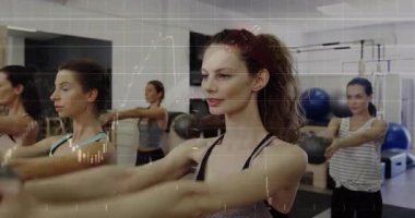 Eğitmende altı kadın diz çöküp sağlık topu presi yapıyor. Grup fitness, güç antrenmanı, egzersiz dersi, sağlık, fonksiyonel fitness, eğitim