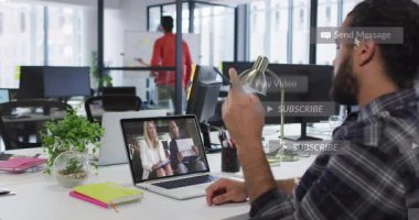 Ofis çalışanı iş görüşmesi sırasında el sallıyor ve dizüstü bilgisayarın etrafında hareketli ihbarlara neden oluyor. İşbirliği, iletişim, takım çalışması, teknoloji, modern, dijital, profesyonel