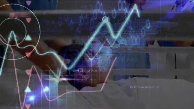 Hastane hemşiresi, hasta için damar yolu açıyor. Gözetim altında, animasyon kapakları sergiliyor. Tıbbi personel, sağlık hizmetleri, klinik, takım çalışması, hasta bakımı, teşhis, modern