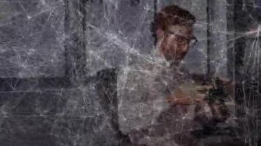 Teknoloji işçisi dijital kamerayı alıyor ve kontrolleri denetliyor sonra da klavyeye veri yazıyor. Elektronik, aygıt, çalışma alanı, profesyonel, modern, odaklanma, gözlem