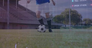 Kadın futbolcu sahada topa vuruyor ve spor analitik ölçüm ve grafik örtülerini başlatıyor. Atletik, antrenman, dijital, performans, teknoloji, spor, fitness