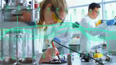 Kadın bilim adamı PCB 'yi laboratuvarda lehimlerken dalga formları titreşiyor ve reaktör kırmızı molekül oluşturuyor. Araştırma, yenilik, laboratuvar, bilim, teknoloji, deney, işbirliği