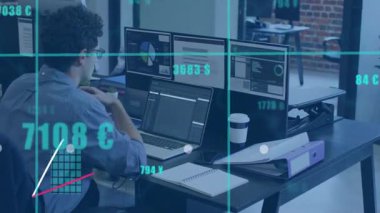 Analist, yumurtlama çubuğu grafikleri finans verilerini izlerken dizüstü bilgisayarda yazmaya eğiliyor. Dijital, üretkenlik, modern, veri, analitik, iş, çalışma alanı