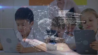 Öğretmen öğrenci tabletine eğilip holografik küreyi ve teknoloji sınıfı için kaydırma kodunu gösteriyor. Teknoloji, eğitim, dijital, yenilik, işbirliği, fütürizm, sınıf