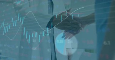 Doktor uzanıyor ve hasta eşleşiyor. Tıbbi raporlar ortaya çıkarken el sıkışıyorlar. Profesyonel, sağlık, işbirliği, analitik, danışma, iletişim, kurumsal