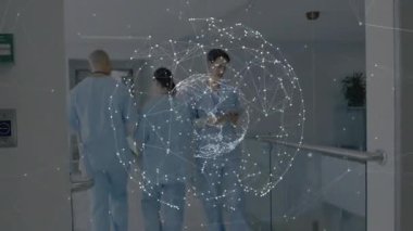 Hemşire tableti alıyor ve hasta bakımı için nabız şebekesi grafiği altında hasta verilerini aşırıyor. Sağlık, işbirliği, teknoloji, dijital, yenilik, profesyonellik, tıbbi