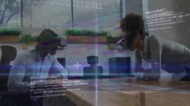 BT meslektaşları, sanal veri üreterek, kulaklıkları ayarlayıp tabloları tıklayarak VR 'ı ayarlıyorlar. İşbirliği, yenilik, fütüristik, teknoloji, dijital arayüz, takım çalışması, modern ofis