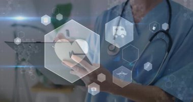 Sağlık hizmeti sağlayıcısı, pano etrafında altıgen simgeleri atarken hayati değerleri kaldırıyor ve kaydediyor. Tıbbi, profesyonellik, modern, sağlık, tanı, teknoloji, klinik