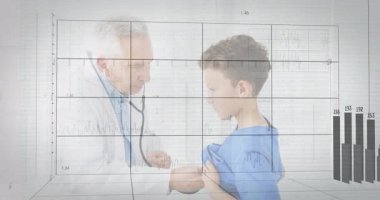 Doktor, şeffaf EKG ızgarası gösteren erkek kaldırma tişörtüne dürbün yerleştiriyor. Sağlık için bar tablosu yükseliyor. Tıbbi, sağlık, teknoloji, tanı, profesyonellik, izleme, sağlık