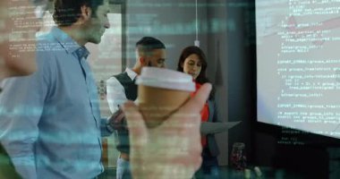 Meslektaşlar kahveye başlıyor ve takım programlama incelemesi için kodu işaret ediyor. İşbirliği, takım çalışması, kodlama, beyin fırtınası, yenilik, modern, profesyonel