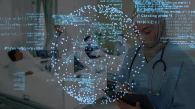 Hemşire tableti araklıyor hasta verileri için hastane koğuşunda şifreyle dönen dünyayı çalıştırıyor. Tıbbi, sağlık, teknoloji, yenilik, profesyonellik, dijital, çevre