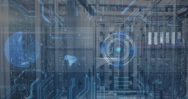 Sunucu rafları veri merkezi koridorunda kablolar, LED 'ler ve HUD dünya ikonu ile devre örtüşmesini gösteriyor. Teknoloji, siber güvenlik, ağ oluşturma, dijital, yenilik, gelecekçi, endüstriyel