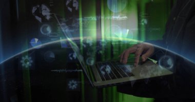 Yüksek teknolojili bir ortamda dizüstü bilgisayarı olan olgun Koreli bir adamın yeşil veri kaplamalarını yazmak. Teknoloji, siber güvenlik, yenilik, veri, dijital, programlama, fütürist