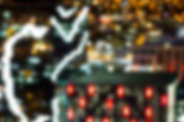 Aydınlanmış şehrin odaksız görüntüsü bir gecede