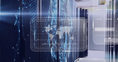 Süzülen holografik panel veri merkezinde işlem verilerini gösteriyor, sunucu raflarını gösteriyor. Teknoloji, siber, dijital, yenilik, fütürizm, sanayi, ağ