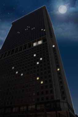 Düz dizayn gökdelen, yükselen sokak seviyesi, dolunay ve yıldızların altında parlayan şebeke pencereleri. Kentsel, modern, mimari, gecekondu, ufuk çizgisi, minimalist, fütürist