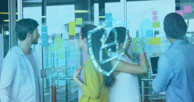 Ofiste beyin fırtınası yapan iş arkadaşları, cam duvardaki yapışkan notlara bakan sarı ceketli kadın. İşbirliği, takım çalışması, yenilik, ofis, yaratıcı, planlama, beyin fırtınası