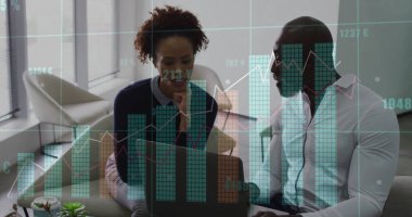 Ofis odasındaki dizüstü bilgisayarla iş kıyafetleri giymiş iki meslektaşın dosyalarını inceliyorum. Profesyonel, takım çalışması, modern, kurumsal, işbirliği, analitik, iç mekan