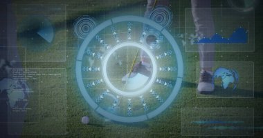 Olgun golfçüleri golf pantolonu içinde sahada, dijital HUD ile golf kulübüne hazırlamak. Spor, teknoloji, büyütme, lüks, açık hava, yenilik, veri