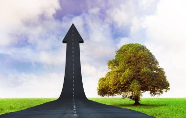 Bulutlu gökyüzüne karşı yükselen yol