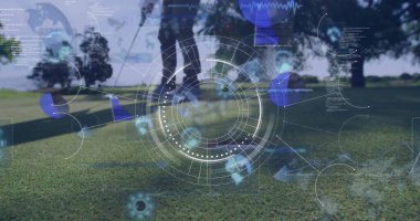 Polo tişörtlü golfçü, golf sopasıyla yeşil topa vuruyor, dijital HUD kaplamalı. Spor, eğlence, teknoloji, açık hava, kesinlik, fitness, rekabet