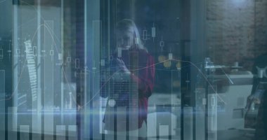 Ofisteki cam paneldeki mali tabloları analiz etmek, fotokopi makinesinin yanındaki kırmızı ceketi giymek. Yenilik, veri görselleştirme, şirket, iş akışı, analitik, modern, profesyonel