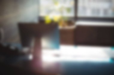 Ofisteki masaüstü bilgisayarının odaklanmamış resmi