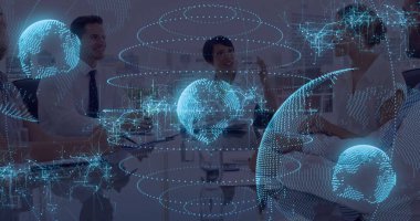 İş ortakları iş kıyafetleri içinde toplantı odasında holografik küreyle verileri tartışıyor. Şirket, takım çalışması, yenilik, dijital, fütüristik, ağ oluşturma, profesyonel