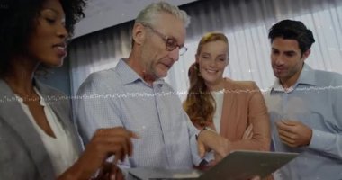 Üst düzey yönetici dizüstü bilgisayarını tutuyor ve iş projesi incelemesi için pist hattını izliyor. İşbirliği, takım çalışması, yenilik, şirket, tartışma, beyin fırtınası, profesyonel