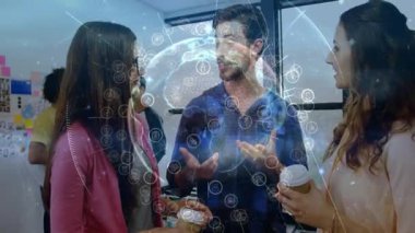 Adam, kafeteryadaki fikri açıklamaya başlıyor. Ağ atımları üzerinde çalışırken iş ekibini meşgul ediyor. İşbirliği, yenilik, ağ oluşturma, takım çalışması, profesyonel, modern, bağlantı