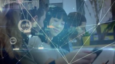 Ofisteki iş arkadaşları büyüyen verileri inceliyor sonra tablet üzerinden ağ şebeke darbeleriyle paylaşıyorlar. İşbirliği, takım çalışması, teknoloji, bağlantı, yenilik, modern, profesyonel