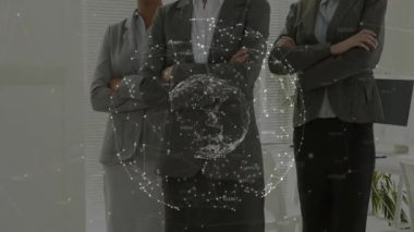 Ofiste üç iş kadını duruyor, ağ, dönen küre oluşturarak bağlantıları vurguluyor. İşbirliği, yenilik, teknoloji, takım çalışması, bağlantı, profesyonel, modern