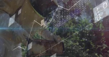 Kıdemli arı yetiştiricisi kovan açıp tarağı incelerken aynı zamanda kovan sağlığını da kontrol ediyor. Apiyer, arıcılık, dijital izleme, doğa, sürdürülebilirlik, çevre, veri görselleştirme