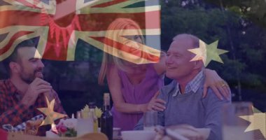 Kızının eve girip babasını kucaklaması, oğlunun aile yemeğinde konuşması, yanaktan öpmesi. Aile, açık hava toplantısı, bahçe, sevgi, kutlama, gün batımı, birliktelik.