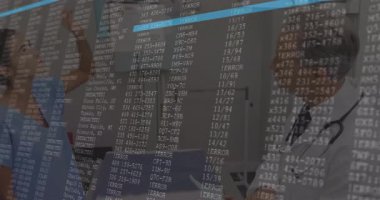 Hemşire X-ray ünitesini ayarlıyor ve doktor tıbbi hata kodlarını kontrol ederken tableti tıkırdatıyor. Tıbbi, sağlık, tanı, teknoloji, takım çalışması, profesyonel, klinik