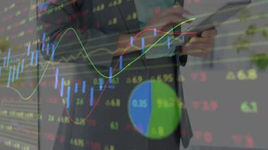 Renkli çizgi grafikleri yürütme tıklamasına, tablet görüntüleme turtasına ve bar çizelgelerine neden oluyor. Finansal, veri, analiz, teknoloji, iş, şirket, modern