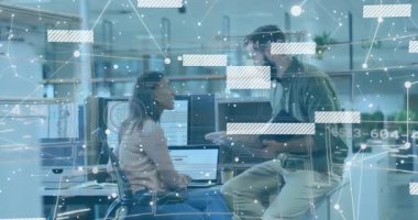 Erkek meslektaşım veri incelemesini analiz için ağ görselleştirmesi yaparak başlatıyor. İşbirliği, dijital, teknoloji, ağ, analiz, yenilik, çalışma alanı