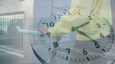 Saat kaplaması fitness bisikletçisini tetikler. Duruşu ayarlar. Kavramayı sıkılaştırır ve pedalı destekler. Şehir, faaliyet, hareketlilik, hareket, rahatlık, kararlılık, açık hava